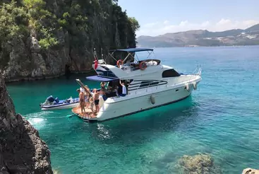 Antalya yat kiralama ile Kemer, Kaş ve Alanya’nın büyüleyici koylarında lüks bir deniz tatili yapın. Komisyonsuz yat kiralama ayrıcalığını Yatport’ta yaşayın.